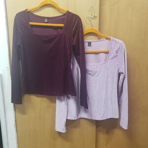 2 SHEIN Ribbed Form-Fitting Velvet Top
Sz Lg 
1-burgundy
1-lilac
FFF